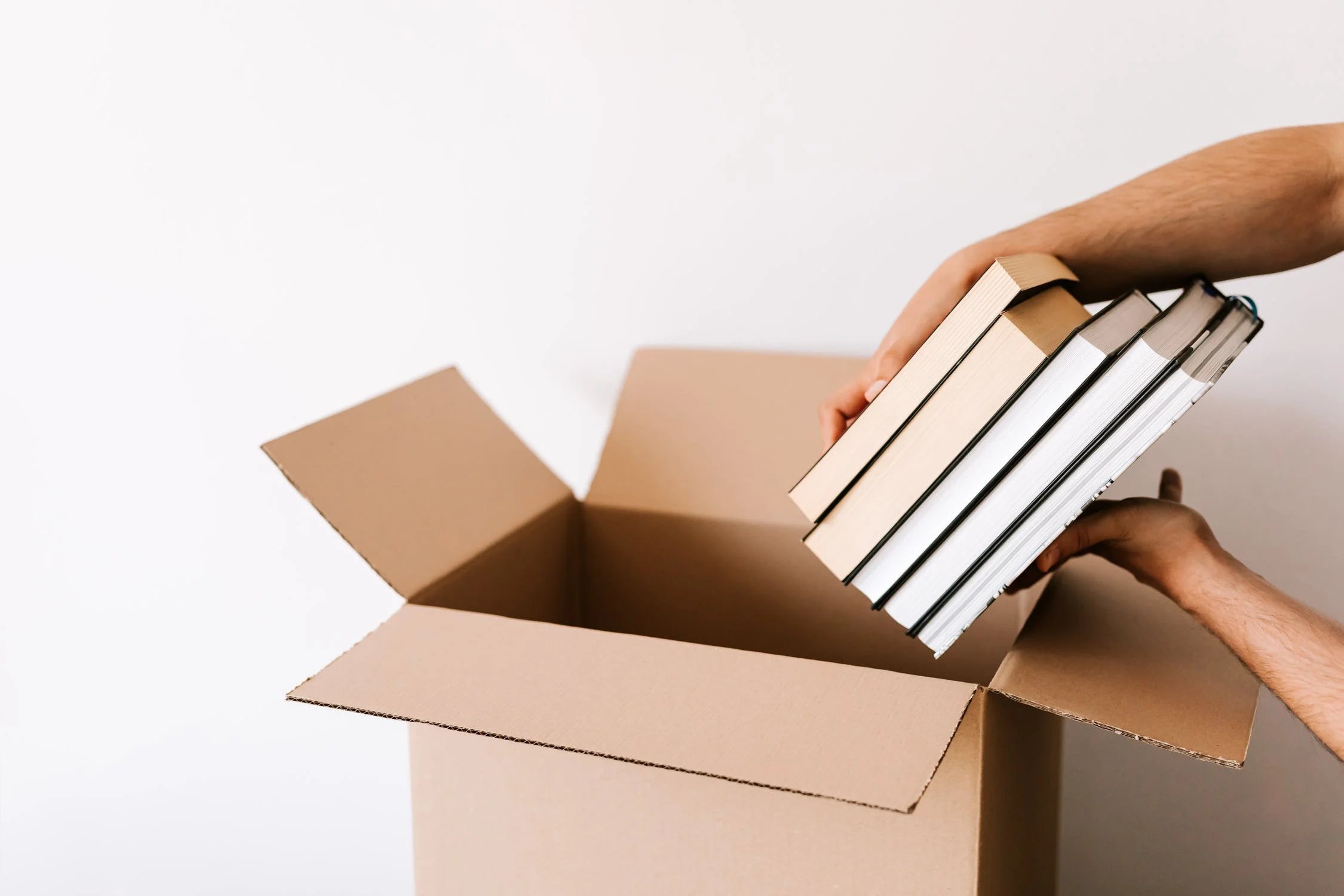 Paquete con productos de tienda online